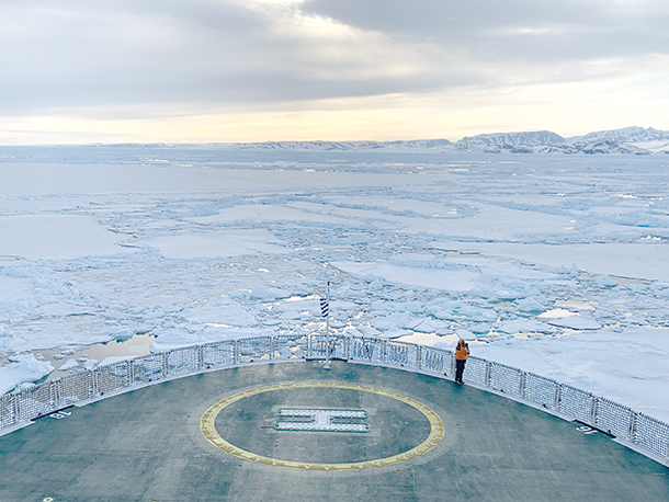 The bow, accessible at the heliport, offers a visitor to be able to stand above the prow facing the polar ice. 