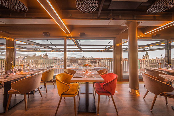 A modern and sophisticated rooftop bar which offers a stunning panoramic view of Budapest’s city skyline at dusk.