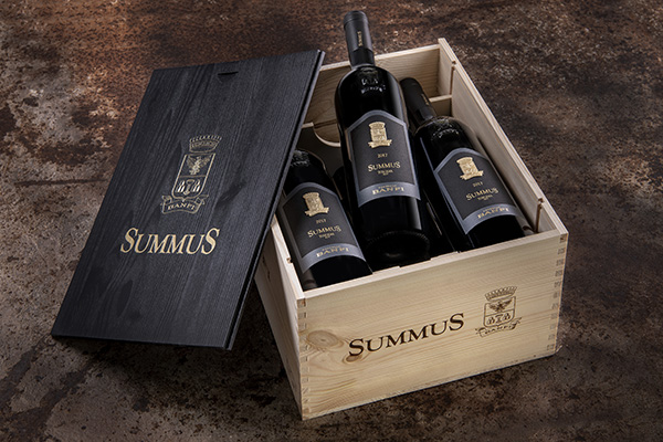 Bottle of Banfi’s Summus Toscana in a wooden crate. Features a tantalizing blend of earthiness and vibrant fruit character. This elegant 2017 red delivers dark stone fruit mixed with tobacco and leather.