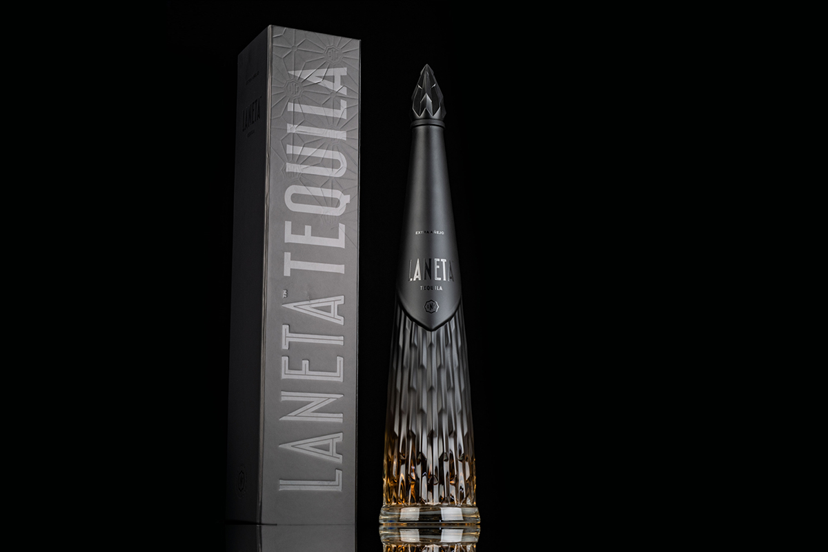 Sleek bottle of Laneta Extra Añejo. After three years spent in ex-bourbon barrels, it emerges from the cask full-bodied in flavor, with a silky-smooth mouthfeel and a bright, lively aroma. 